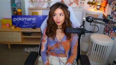 POKIMANE SHOWS HER TITS ON TWITCH LIVE STREAM。